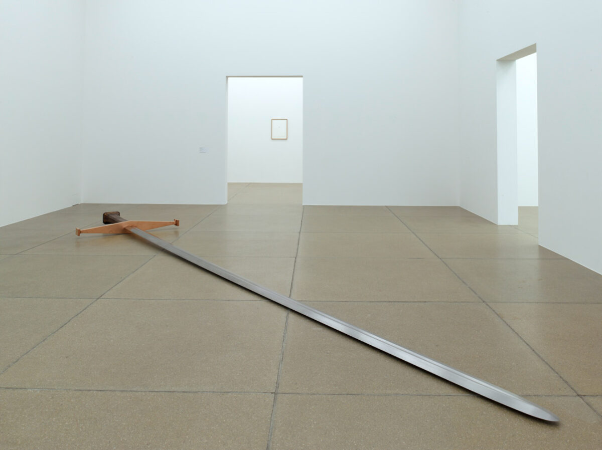 Ausstellungsansicht mit verschiedenen Kunstwerken im Aargauer Kunsthaus