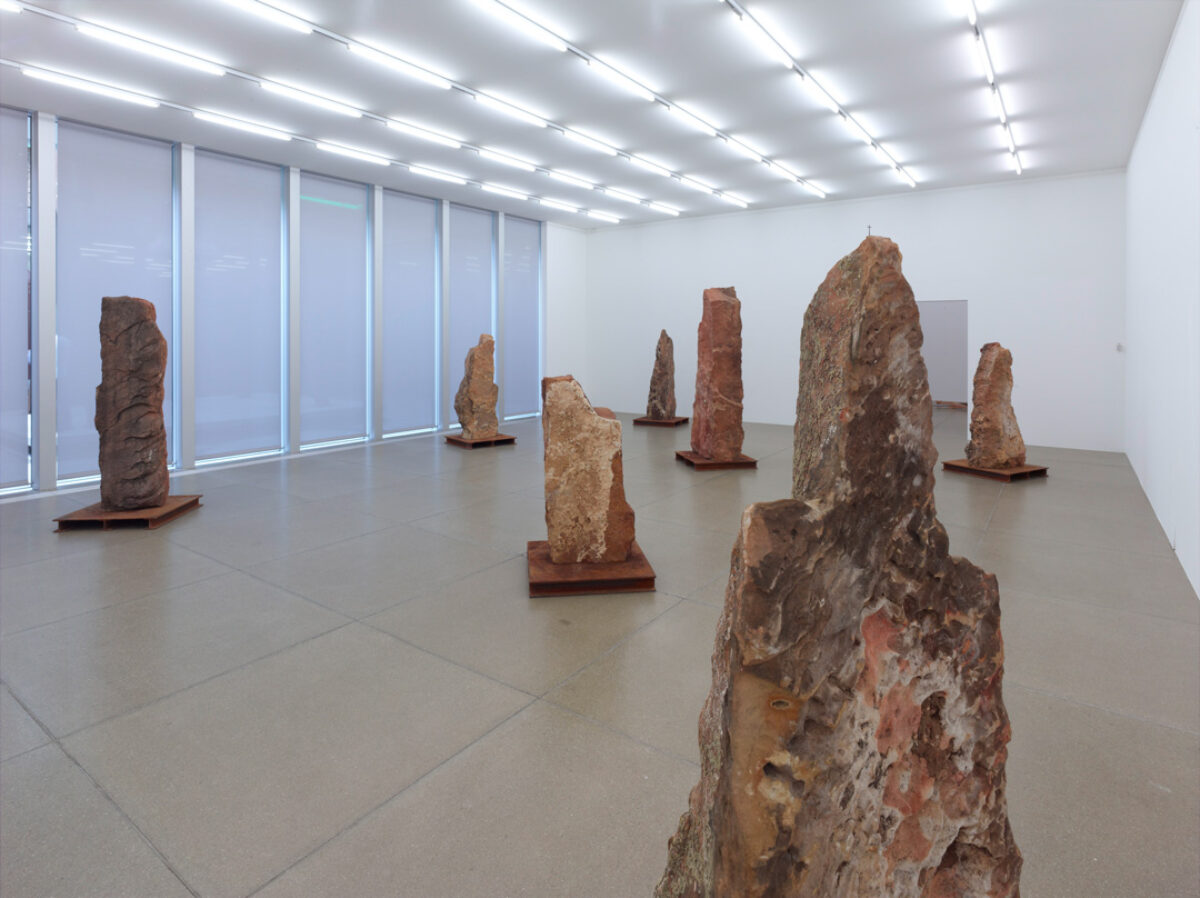 Ausstellungsansicht mit verschiedenen Kunstwerken im Aargauer Kunsthaus