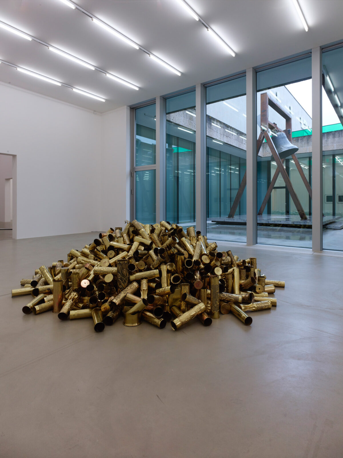 Ausstellungsansicht mit verschiedenen Kunstwerken im Aargauer Kunsthaus