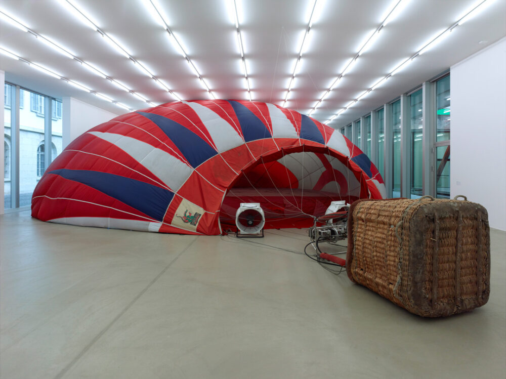 Ausstellungsansicht mit verschiedenen Kunstwerken im Aargauer Kunsthaus