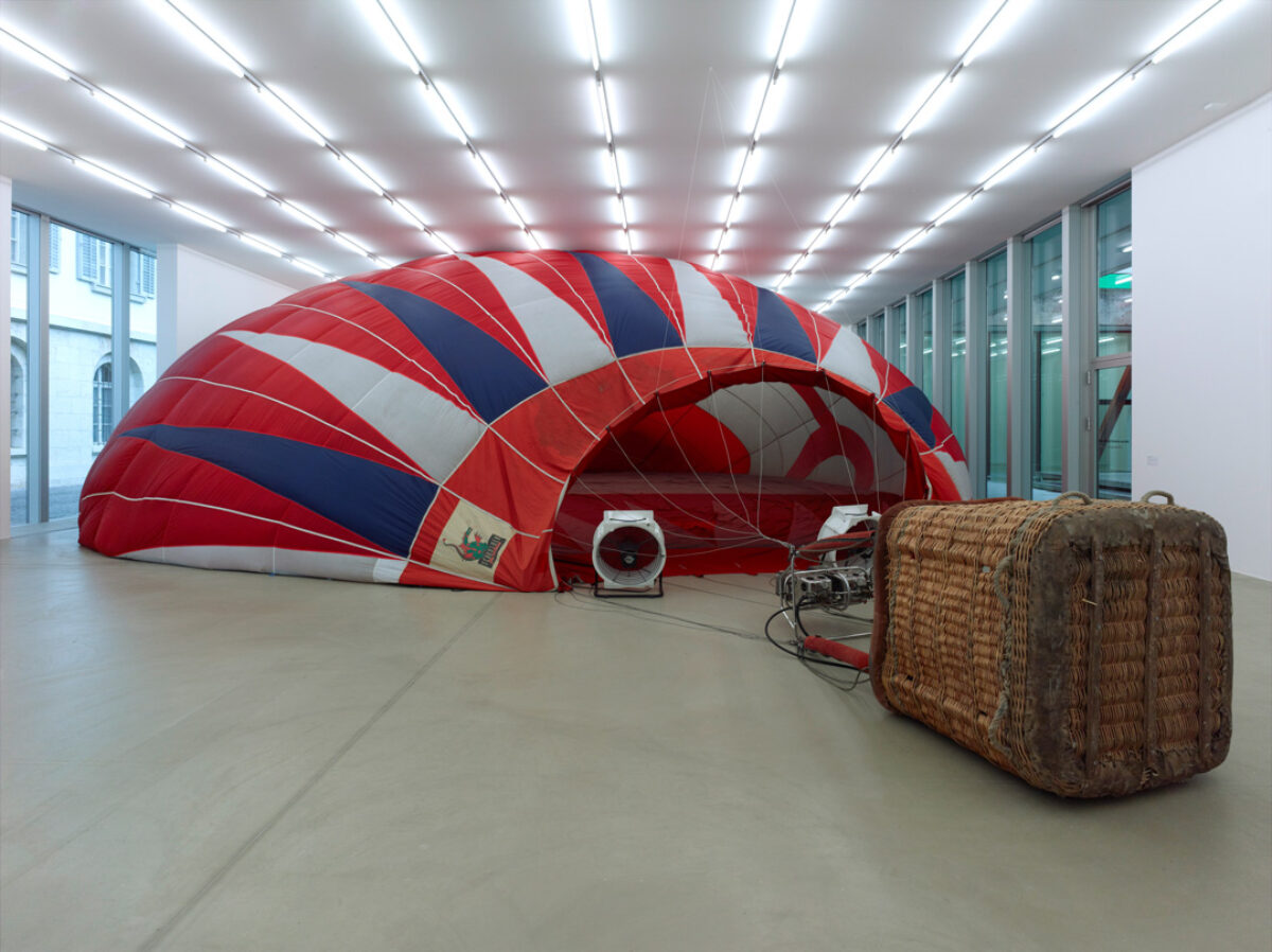 Ausstellungsansicht mit verschiedenen Kunstwerken im Aargauer Kunsthaus