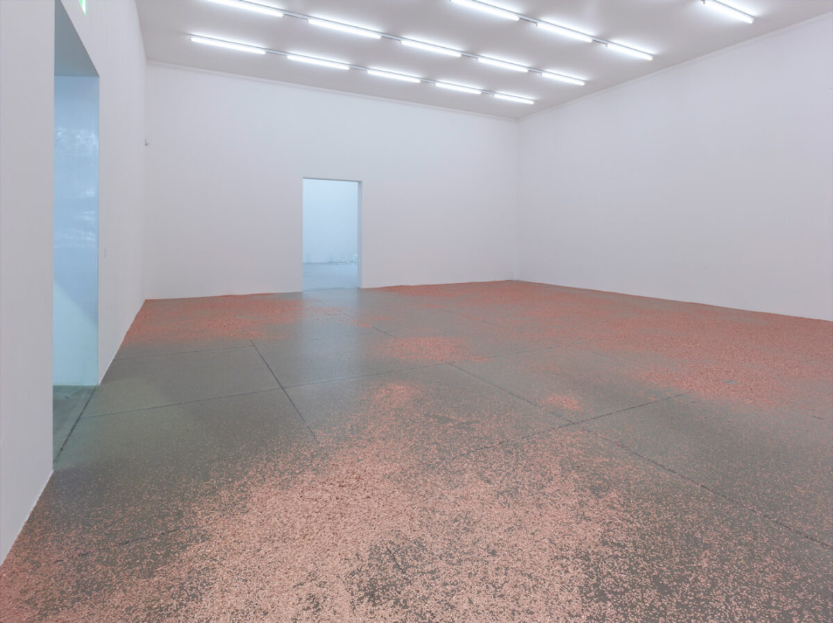 Ausstellungsansicht mit verschiedenen Kunstwerken im Aargauer Kunsthaus