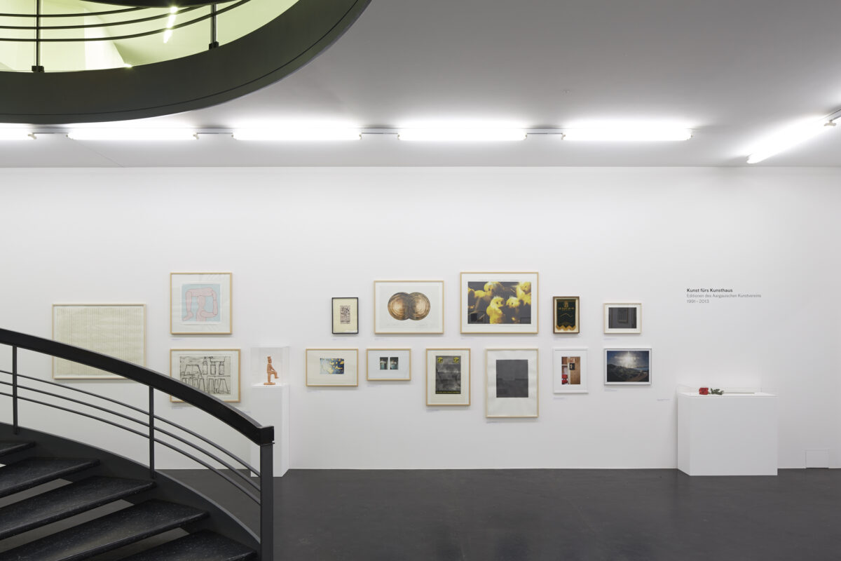 Ausstellungsansicht mit verschiedenen Kunstwerken im Aargauer Kunsthaus