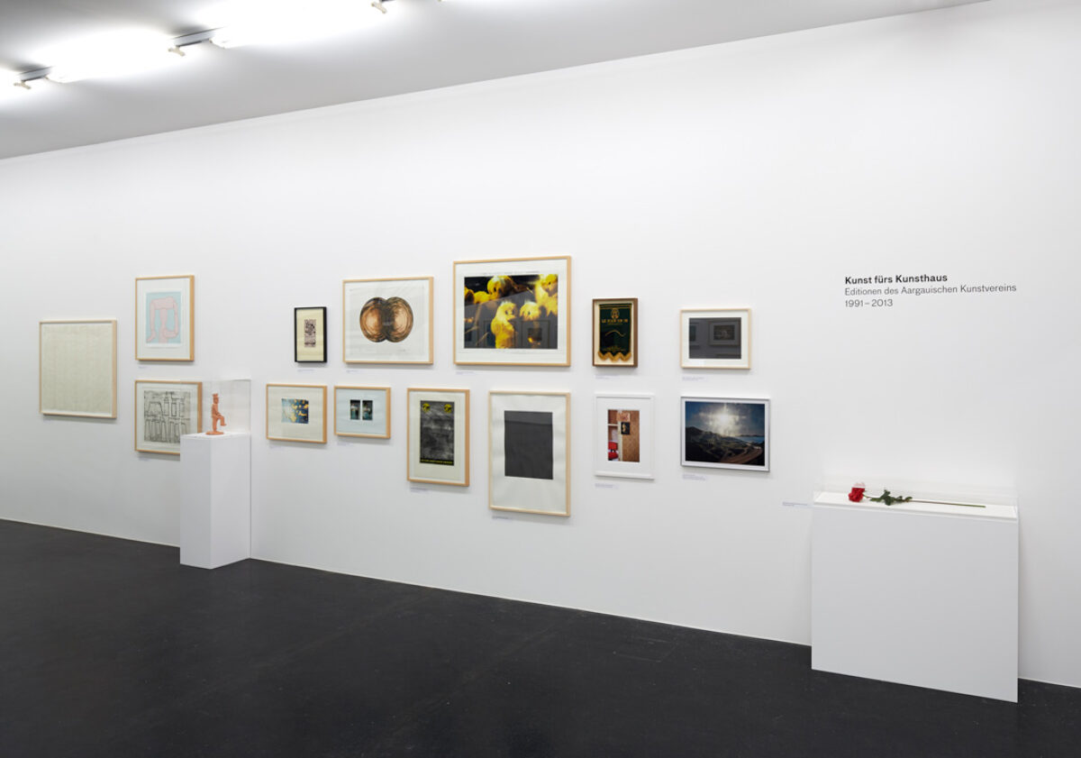 Ausstellungsansicht mit verschiedenen Kunstwerken im Aargauer Kunsthaus