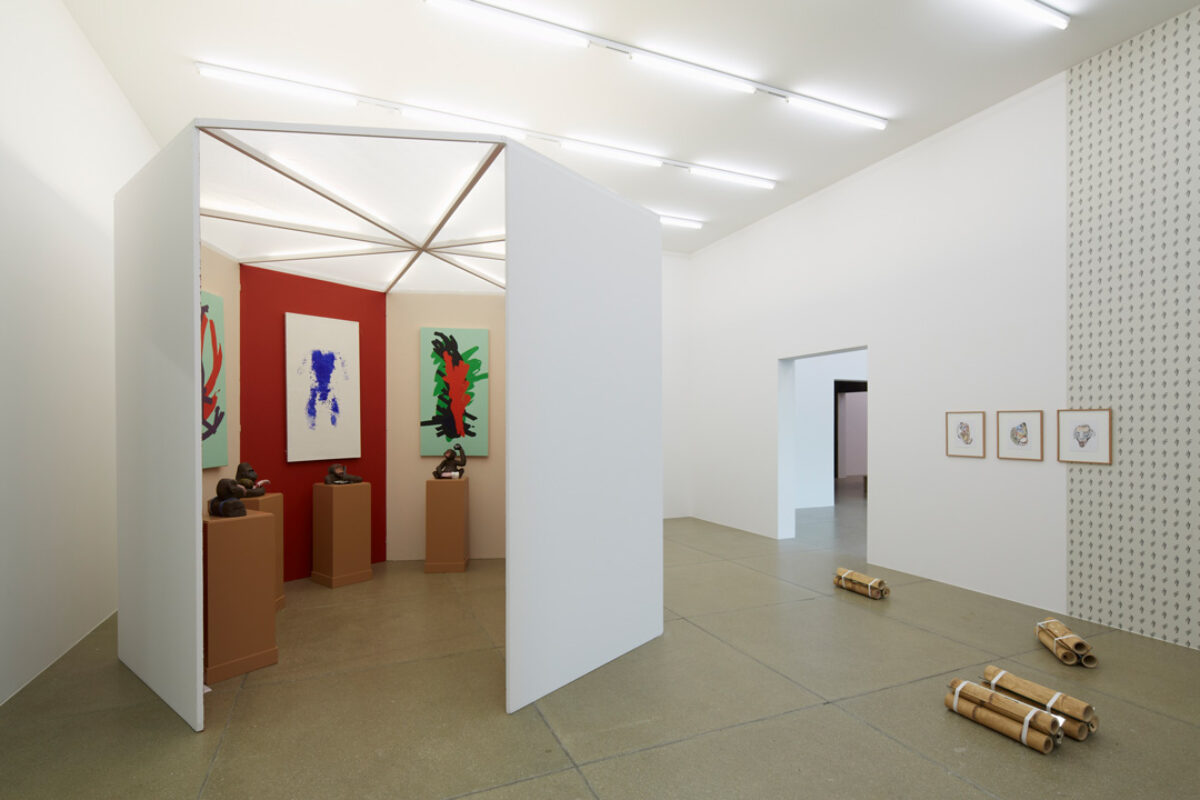 Ausstellungsansicht mit verschiedenen Kunstwerken im Aargauer Kunsthaus