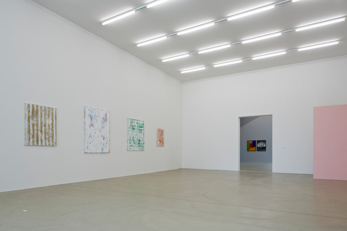 Ausstellungsansicht mit verschiedenen Kunstwerken im Aargauer Kunsthaus