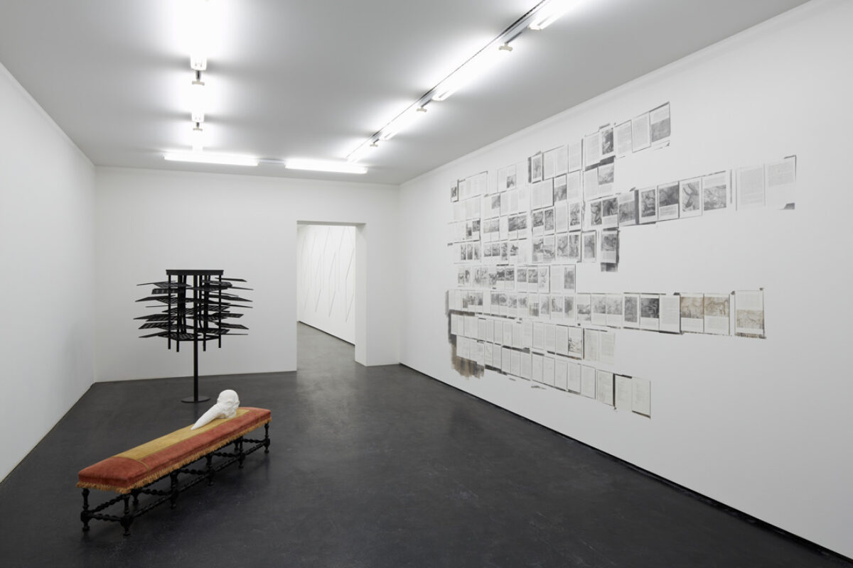 Ausstellungsansicht mit verschiedenen Kunstwerken im Aargauer Kunsthaus