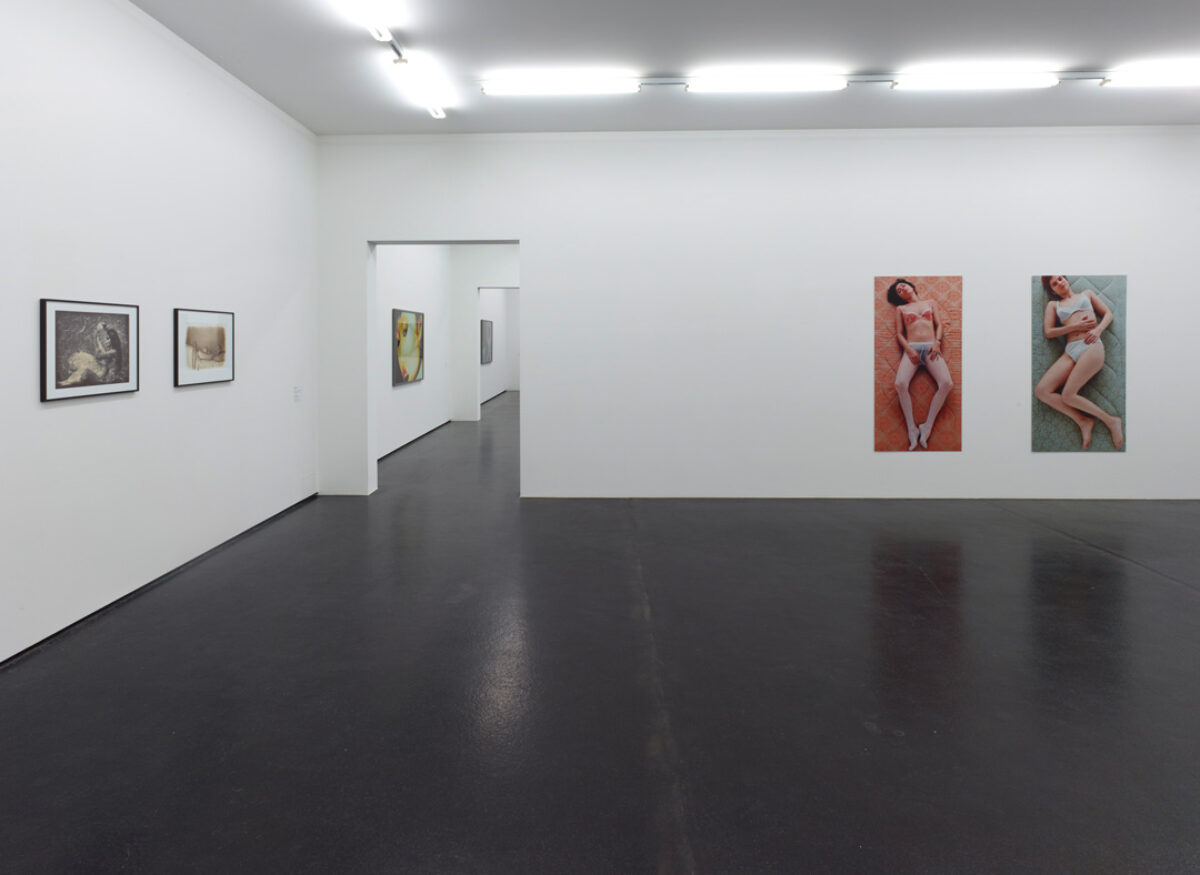 Ausstellungsansicht mit verschiedenen Kunstwerken im Aargauer Kunsthaus