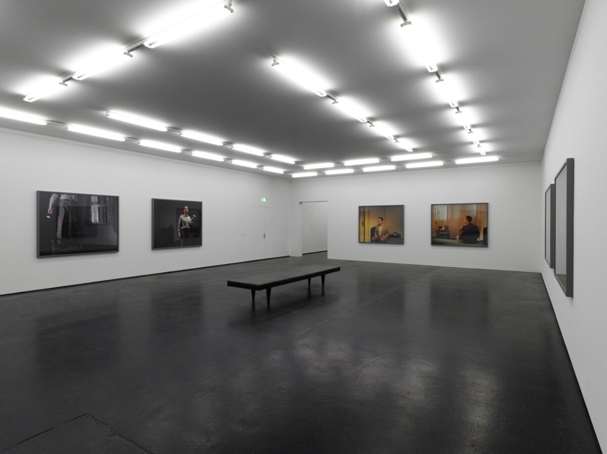 Ausstellungsansicht mit verschiedenen Kunstwerken im Aargauer Kunsthaus