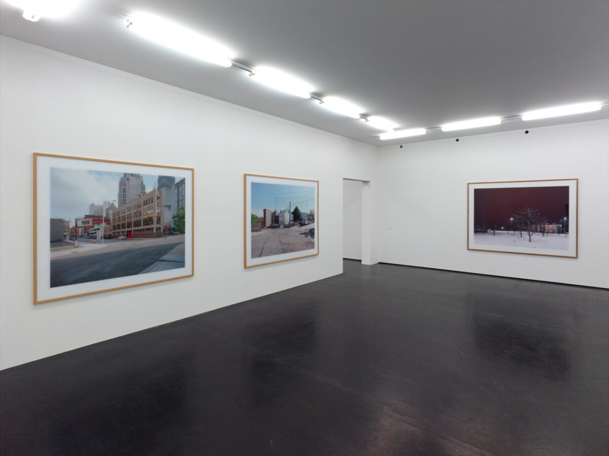 Ausstellungsansicht mit verschiedenen Kunstwerken im Aargauer Kunsthaus