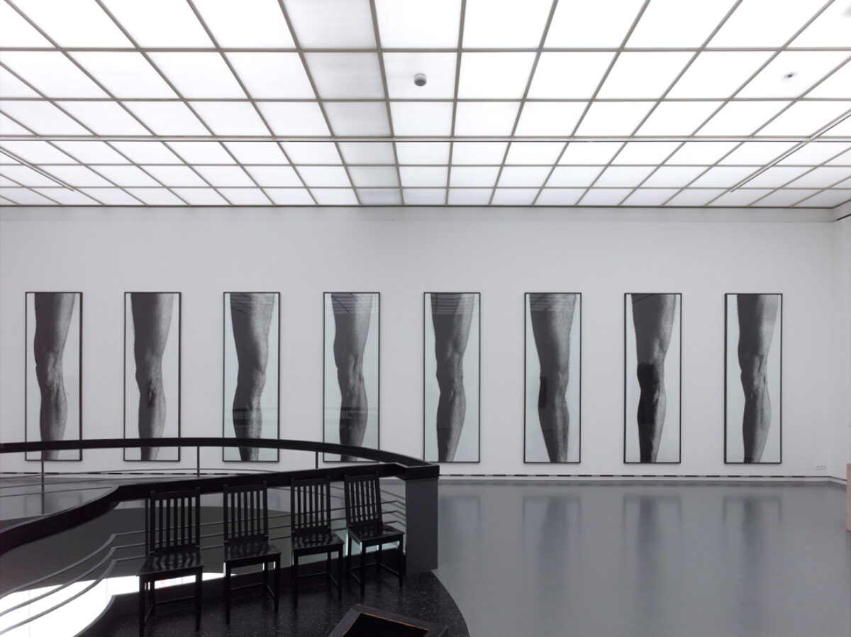 Ausstellungsansicht mit verschiedenen Kunstwerken im Aargauer Kunsthaus