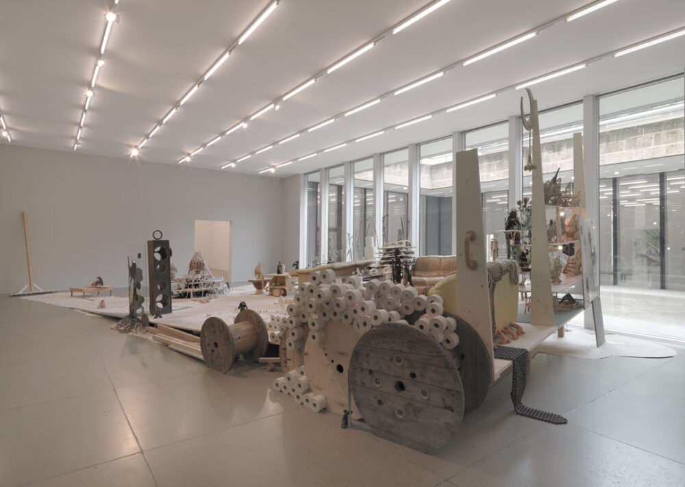 Ausstellungsansicht mit verschiedenen Kunstwerken im Aargauer Kunsthaus