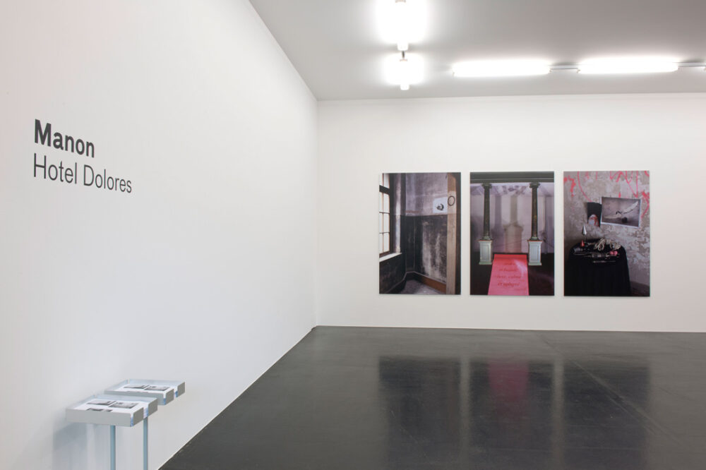 Ausstellungsansicht mit verschiedenen Kunstwerken im Aargauer Kunsthaus