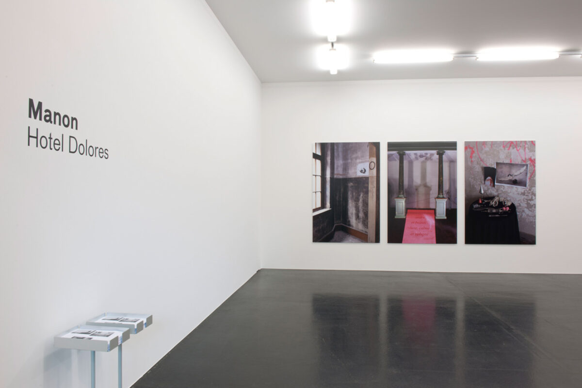 Ausstellungsansicht mit verschiedenen Kunstwerken im Aargauer Kunsthaus