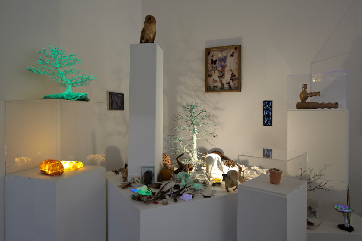 Ausstellungsansicht mit verschiedenen Kunstwerken im Aargauer Kunsthaus