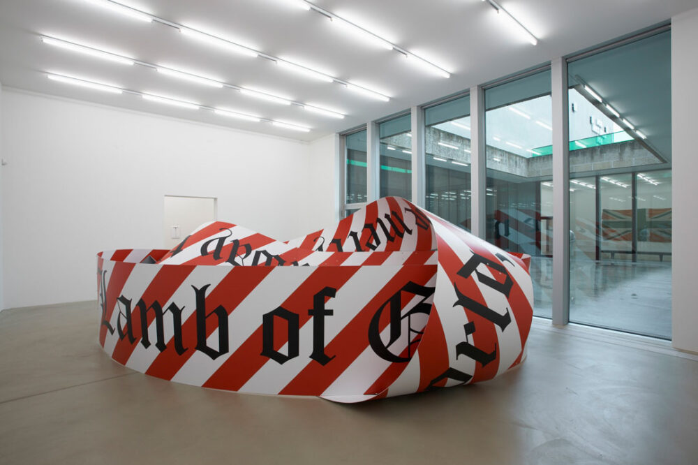 Ausstellungsansicht mit verschiedenen Kunstwerken im Aargauer Kunsthaus