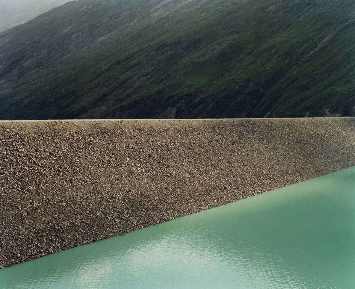 Foto eines Wall bei einem Bergsee