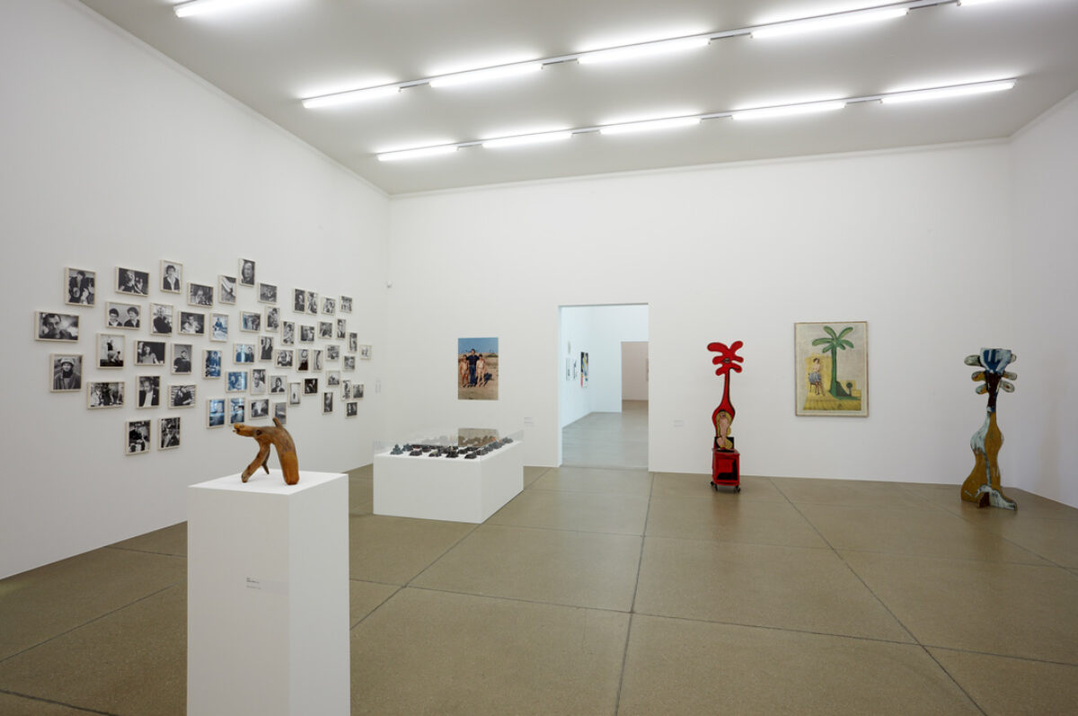 Ausstellungsansicht mit verschiedenen Kunstwerken im Aargauer Kunsthaus