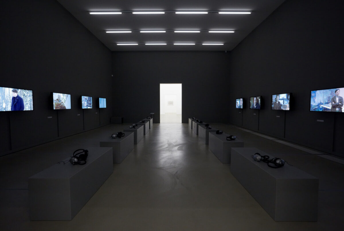 Ausstellungsansicht mit verschiedenen Kunstwerken im Aargauer Kunsthaus