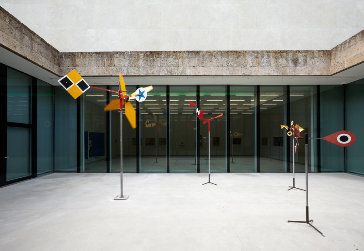 Ausstellungsansicht mit verschiedenen Kunstwerken im Aargauer Kunsthaus