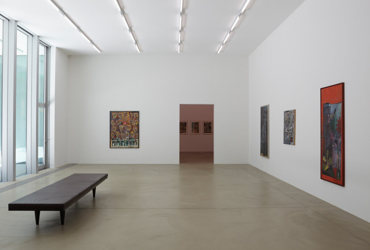 Ausstellungsansicht mit verschiedenen Kunstwerken im Aargauer Kunsthaus