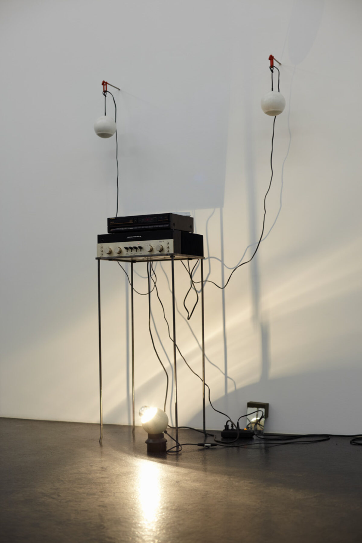 Ausstellungsansicht mit verschiedenen Kunstwerken im Aargauer Kunsthaus