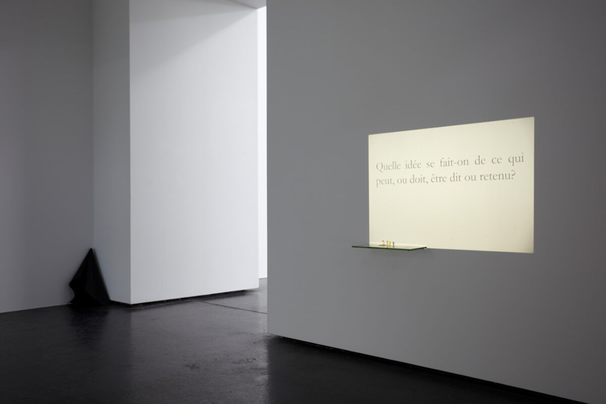 Ausstellungsansicht mit verschiedenen Kunstwerken im Aargauer Kunsthaus