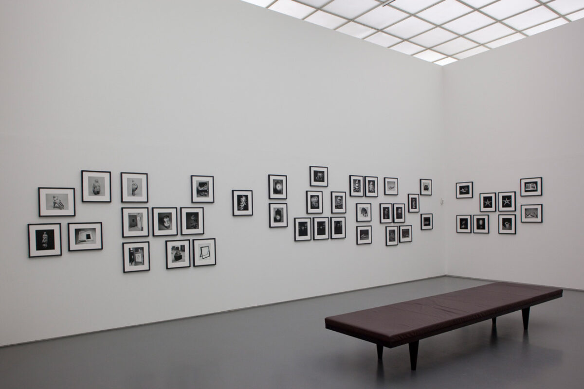 Ausstellungsansicht mit verschiedenen Kunstwerken im Aargauer Kunsthaus