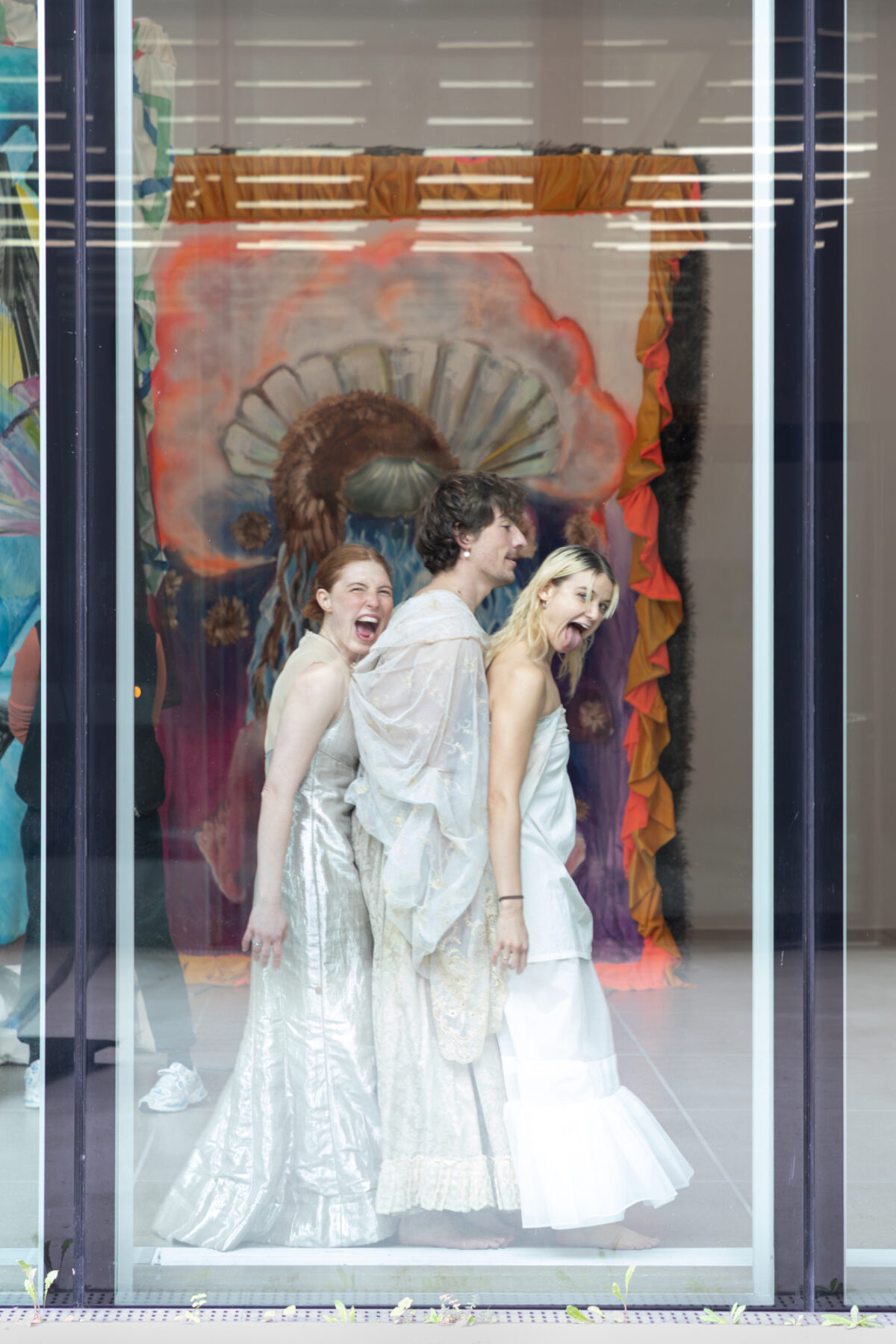 Foto einer Performance in der Ausstellung von Klodin Erb mit drei Performer:innen.