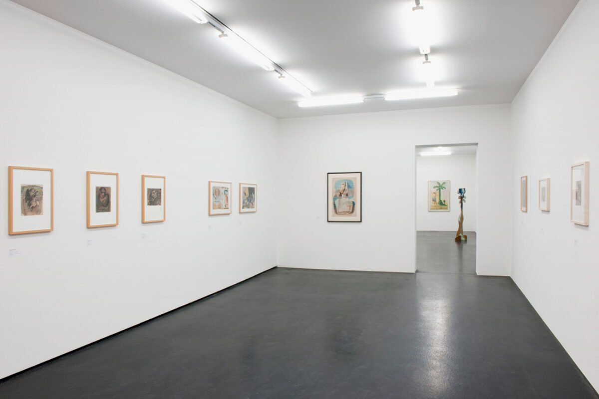 Ausstellungsansicht mit verschiedenen Kunstwerken im Aargauer Kunsthaus