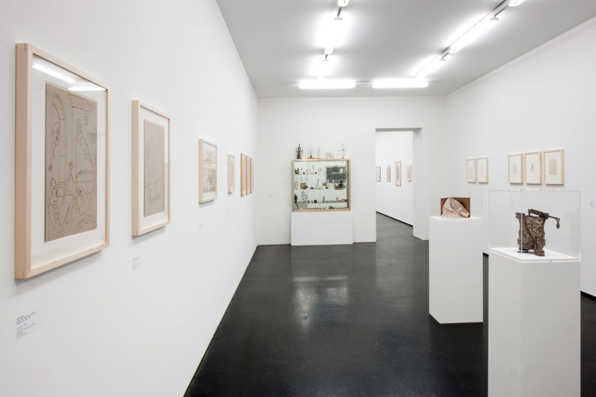 Ausstellungsansicht mit verschiedenen Kunstwerken im Aargauer Kunsthaus