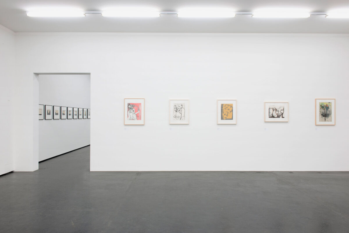 Ausstellungsansicht mit verschiedenen Kunstwerken im Aargauer Kunsthaus