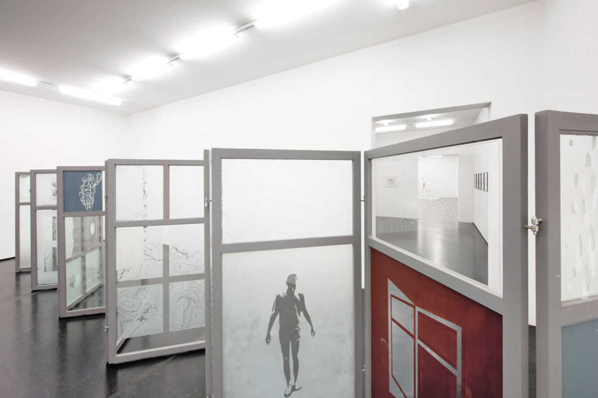 Ausstellungsansicht mit verschiedenen Kunstwerken im Aargauer Kunsthaus