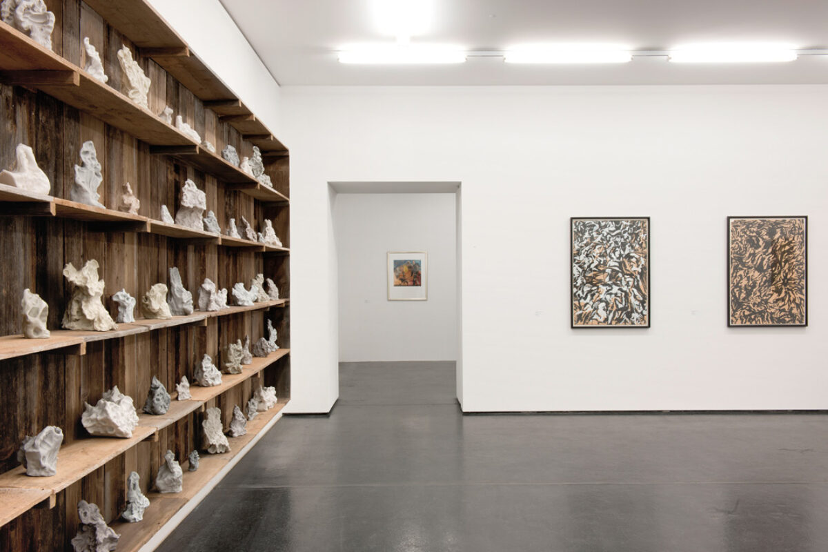 Ausstellungsansicht mit verschiedenen Kunstwerken im Aargauer Kunsthaus