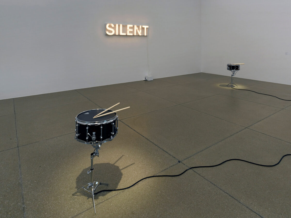 Ausstellungsansicht mit verschiedenen Kunstwerken im Aargauer Kunsthaus