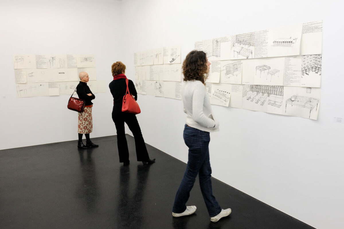 Ausstellungsansicht mit verschiedenen Kunstwerken im Aargauer Kunsthaus