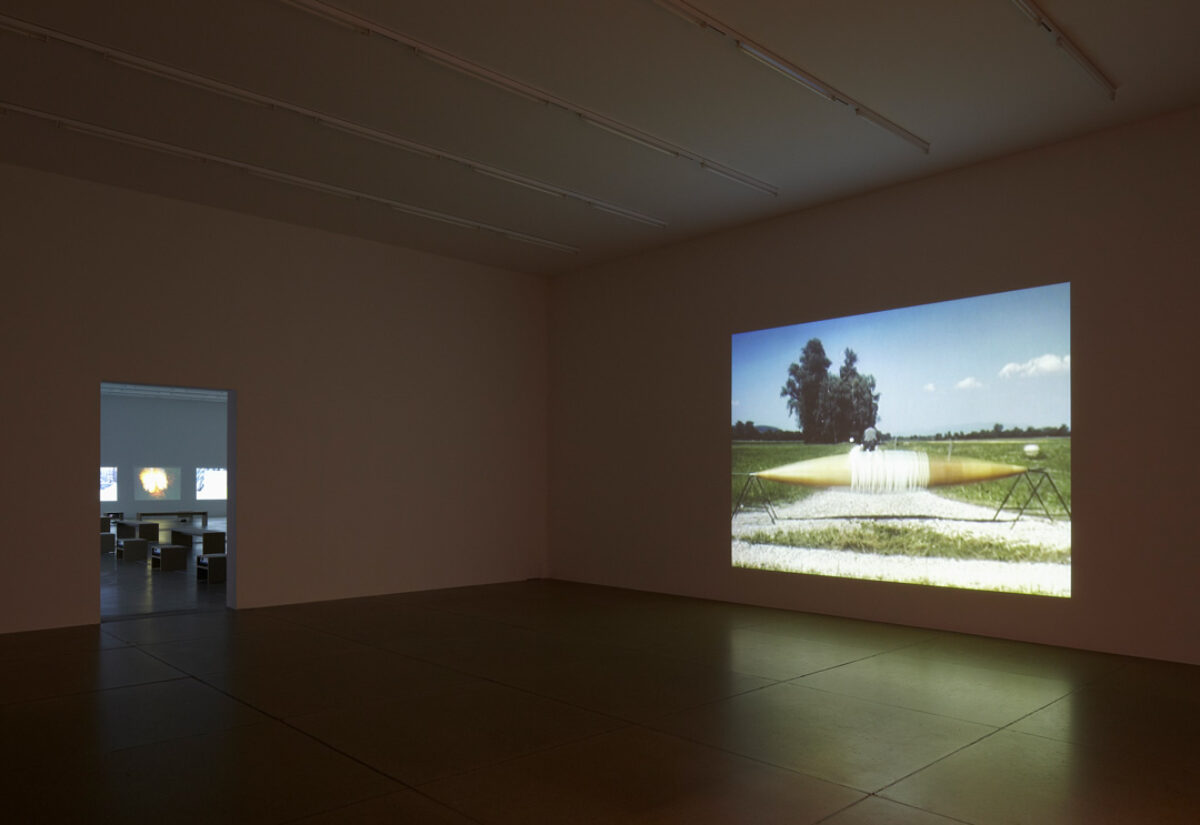 Ausstellungsansicht mit verschiedenen Kunstwerken im Aargauer Kunsthaus