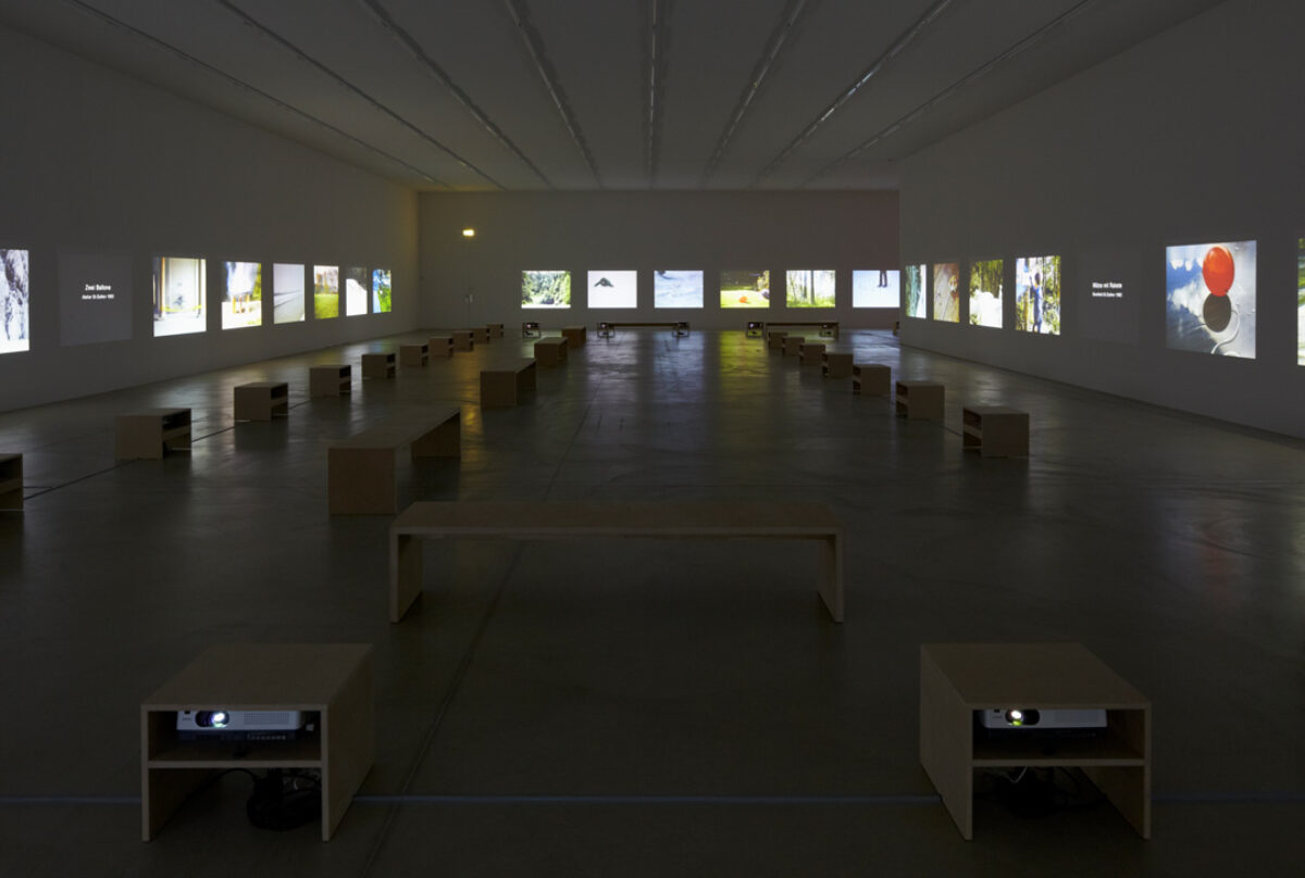 Ausstellungsansicht mit verschiedenen Kunstwerken im Aargauer Kunsthaus