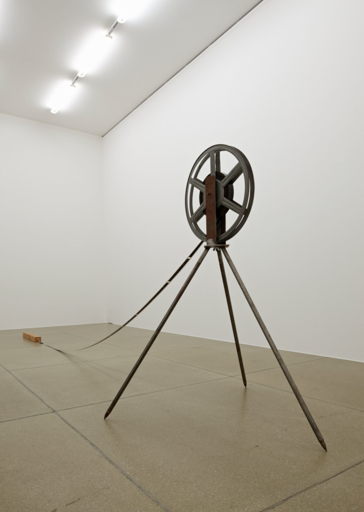 Ausstellungsansicht mit verschiedenen Kunstwerken im Aargauer Kunsthaus