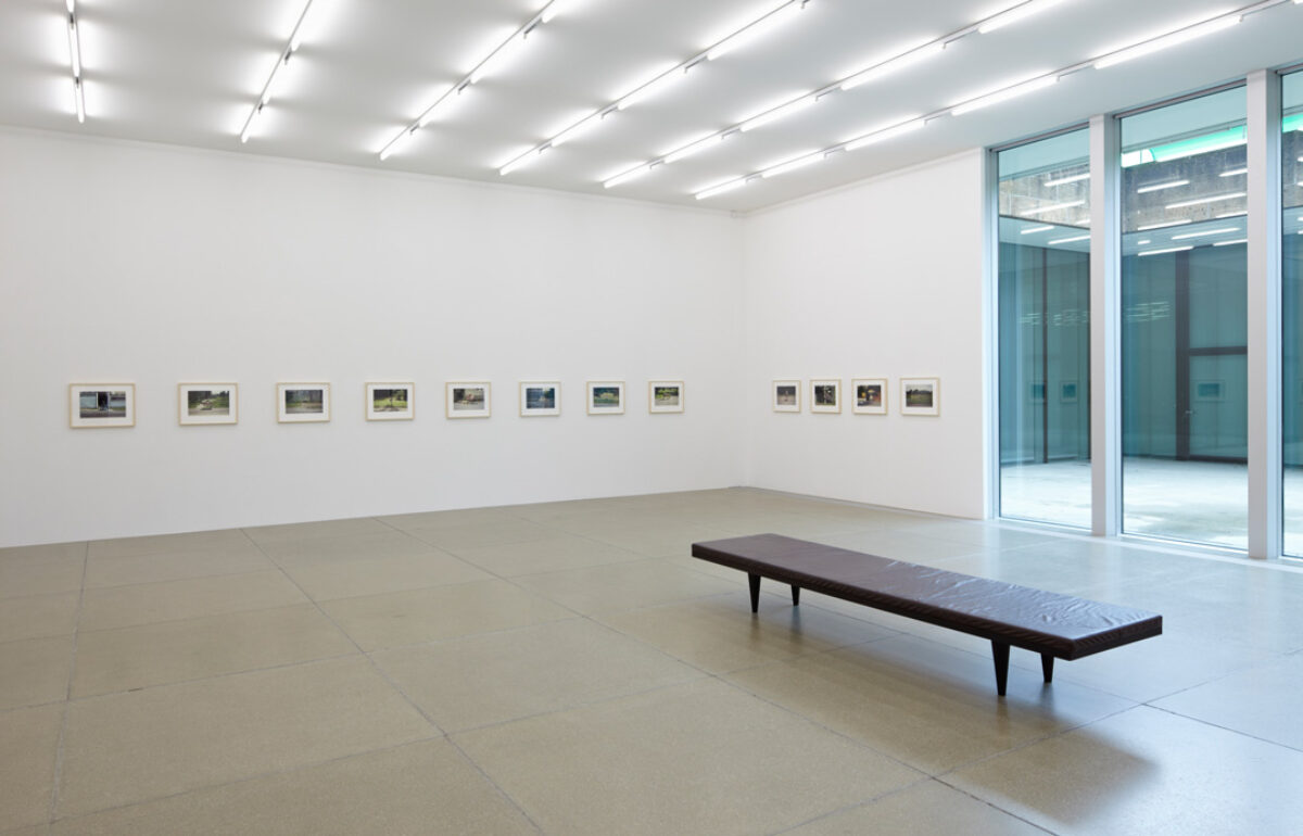 Ausstellungsansicht mit verschiedenen Kunstwerken im Aargauer Kunsthaus