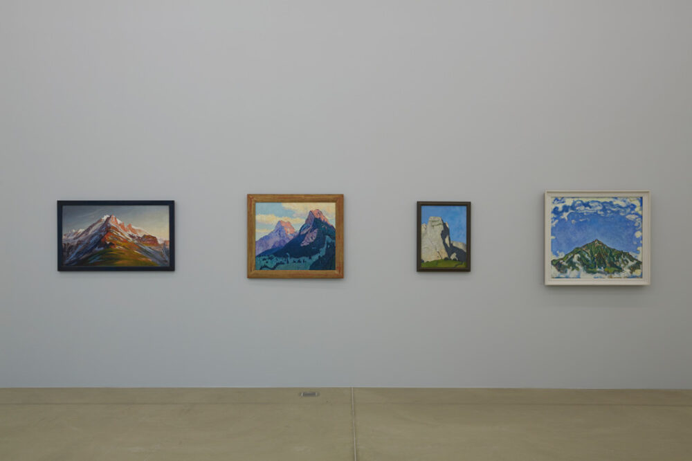 Ausstellungsansicht mit verschiedenen Kunstwerken im Aargauer Kunsthaus