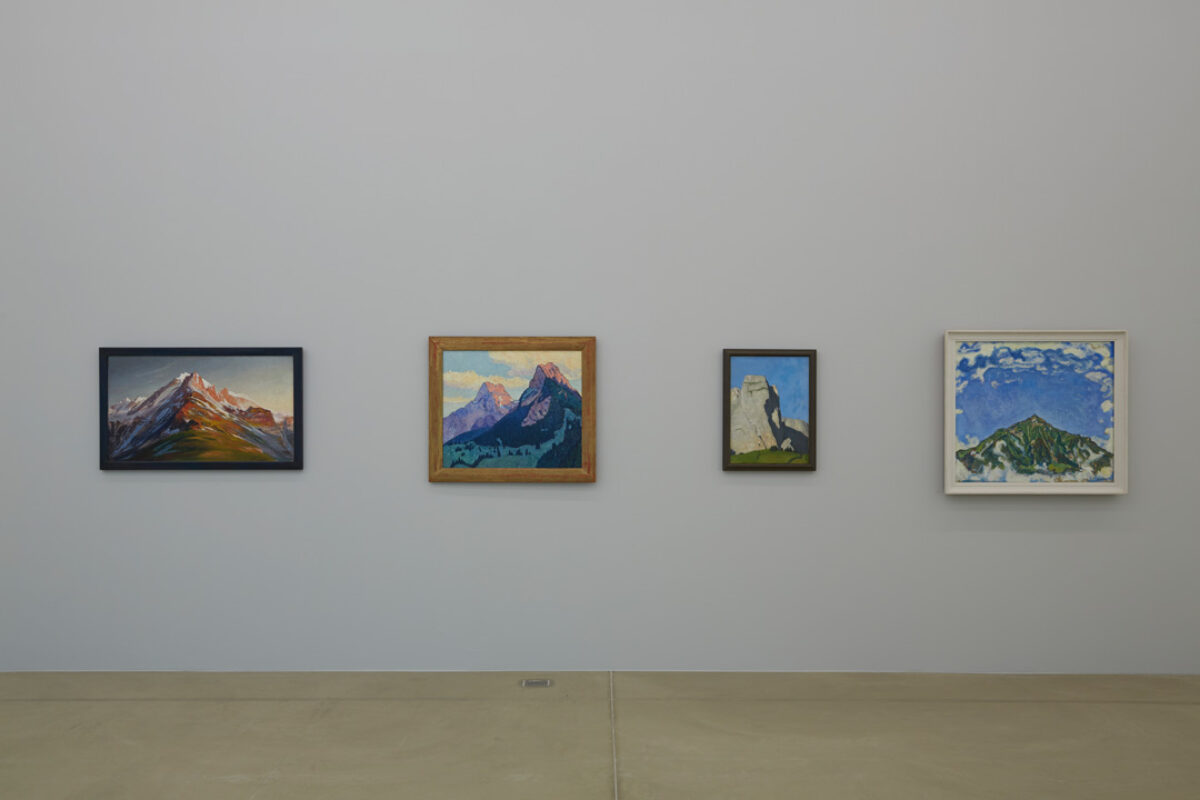 Ausstellungsansicht mit verschiedenen Kunstwerken im Aargauer Kunsthaus