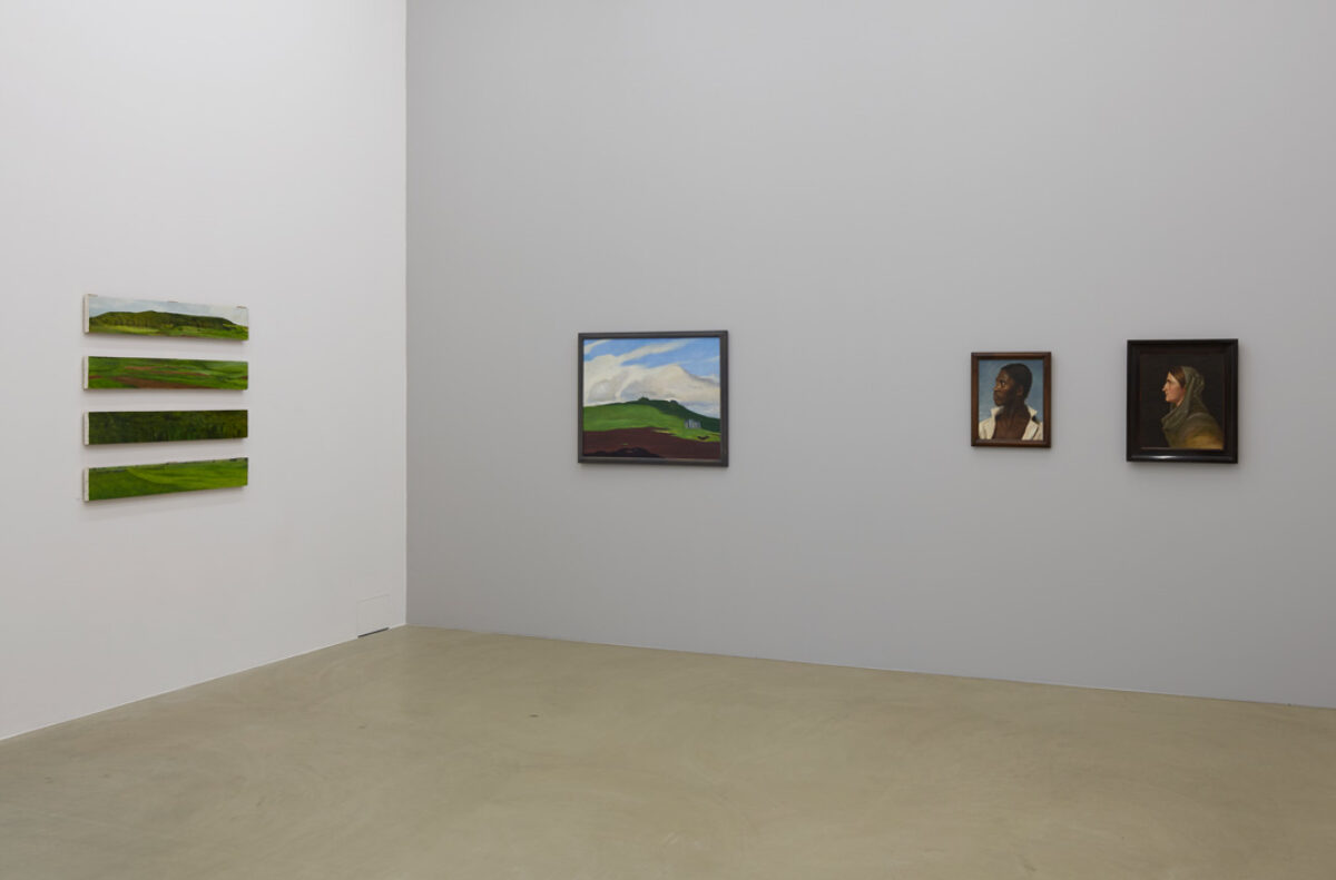 Ausstellungsansicht mit verschiedenen Kunstwerken im Aargauer Kunsthaus