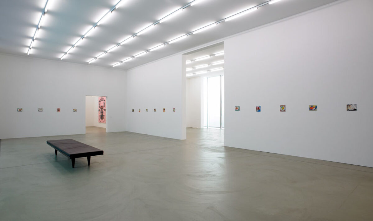 Ausstellungsansicht mit verschiedenen Kunstwerken im Aargauer Kunsthaus