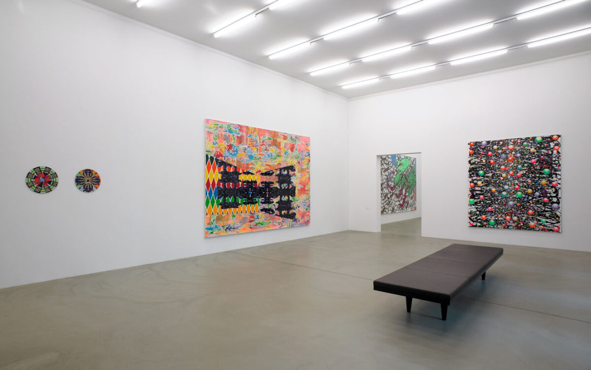 Ausstellungsansicht mit verschiedenen Kunstwerken im Aargauer Kunsthaus