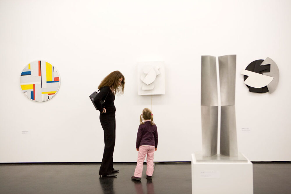 Ausstellungsansicht mit verschiedenen Kunstwerken im Aargauer Kunsthaus