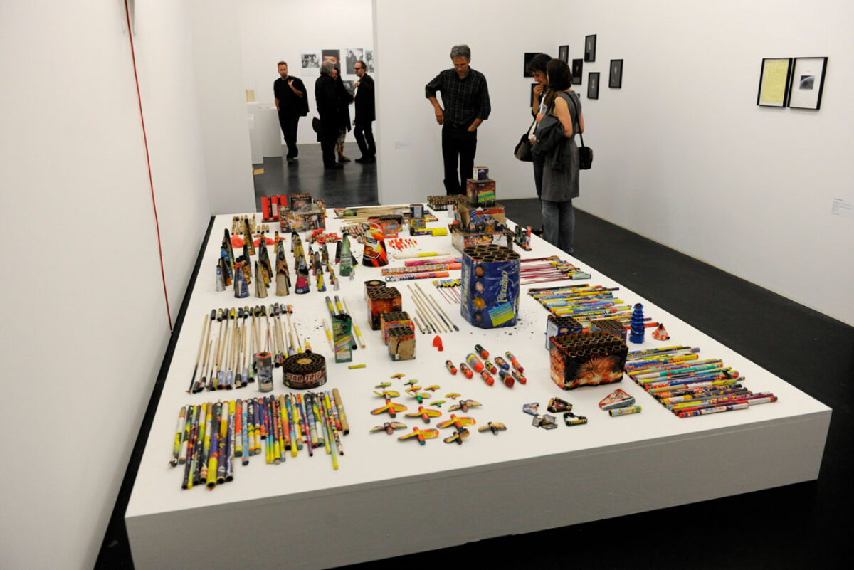 Ausstellungsansicht mit verschiedenen Kunstwerken im Aargauer Kunsthaus