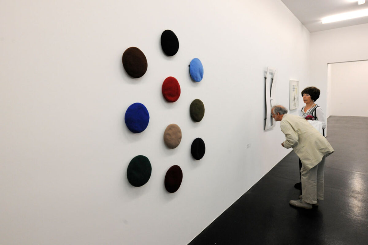 Ausstellungsansicht mit verschiedenen Kunstwerken im Aargauer Kunsthaus