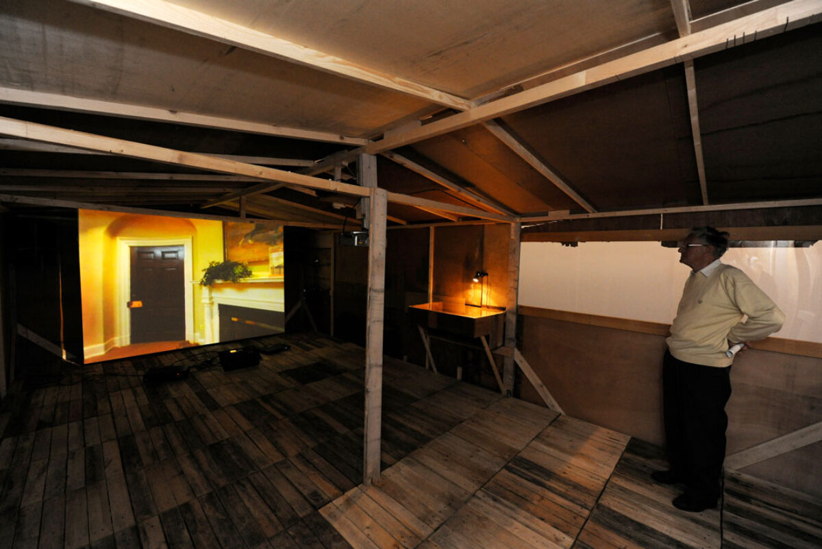 Ausstellungsansicht mit verschiedenen Kunstwerken im Aargauer Kunsthaus