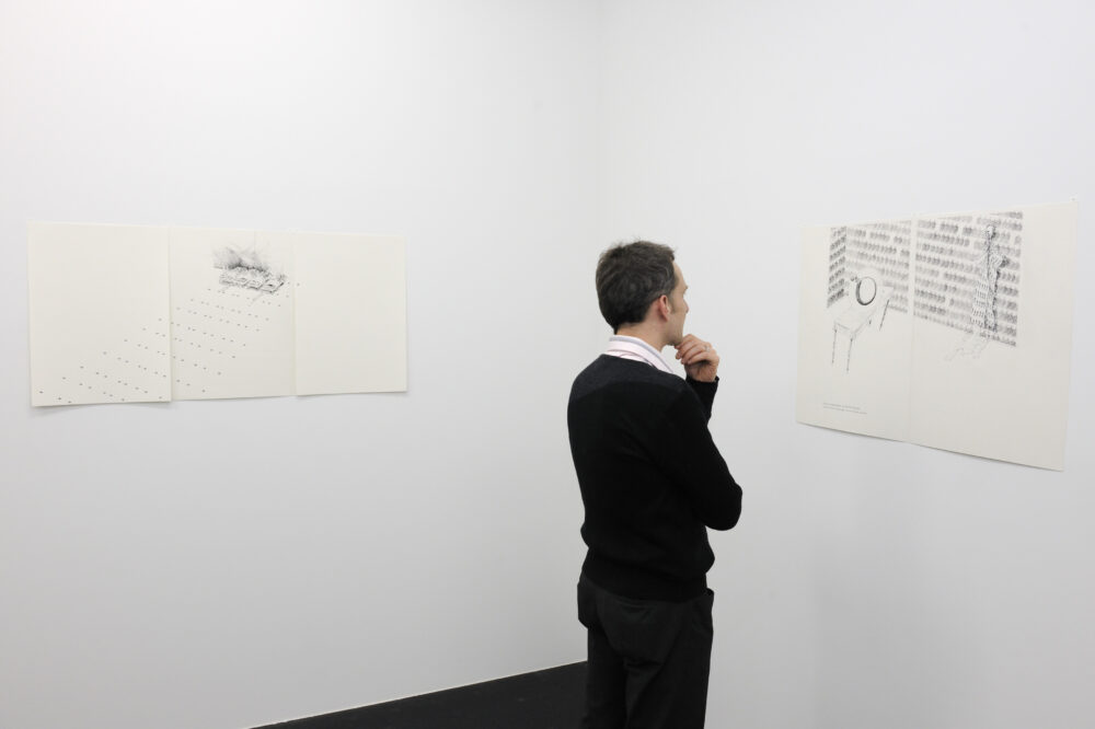 Ausstellungsansicht mit verschiedenen Kunstwerken im Aargauer Kunsthaus